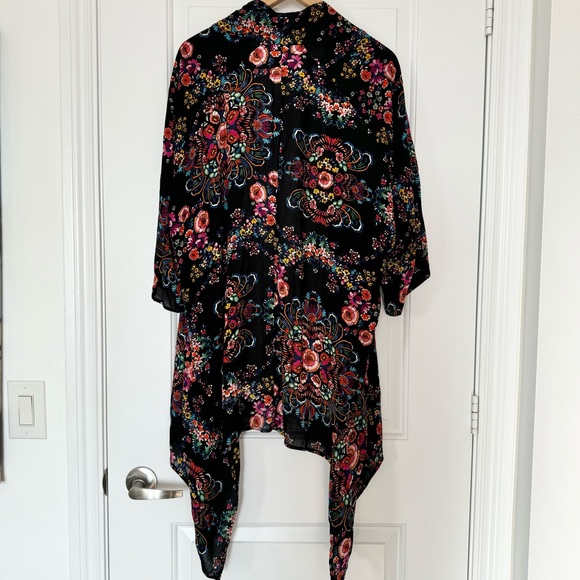Patrons of peace black floral kimono, fits many sizes - Picture 5 of 7